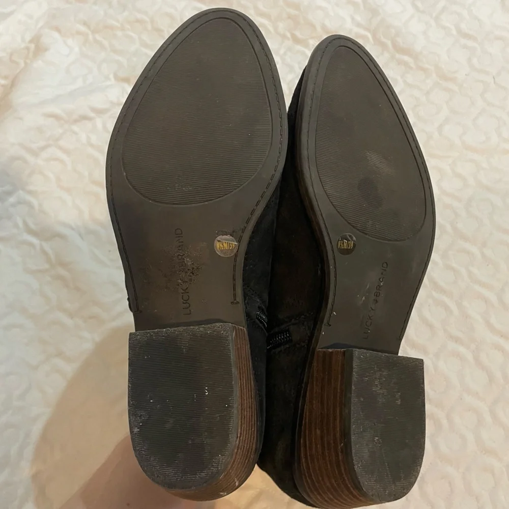 Lucky Brand Women’s 8.5 Black Suede Ankle Booties Perforated Heeled Shoes - Picture 7 of 7